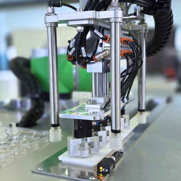 Customized robotic solutions for capping processes - AROL - Closure ...